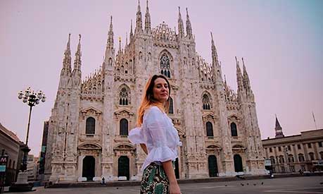 Camille Hanotte standing in front of the Duomo di Milano