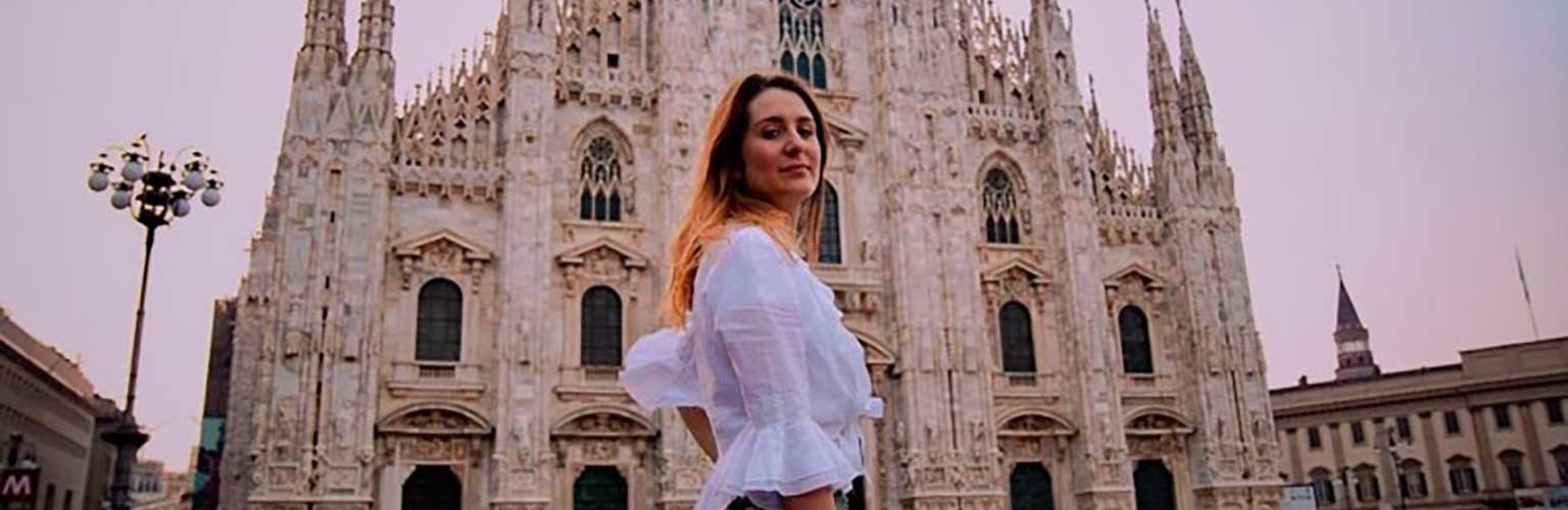 Camille Hanotte standing in front of the Duomo di Milano