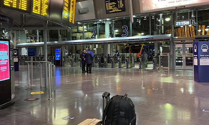 Victoria Kim arriving into Manchester Piccadilly train station 