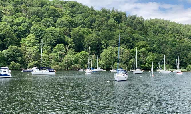 Sailing boats in the lake district 