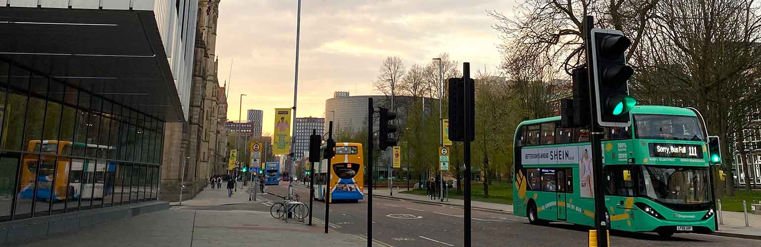 buses going down oxford road past the university of manchester