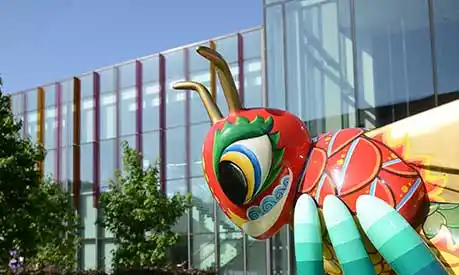 Large bee model in front of AMBS executive education centre