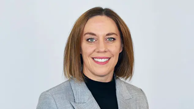 Jennifer Hulme's headshot portrait.