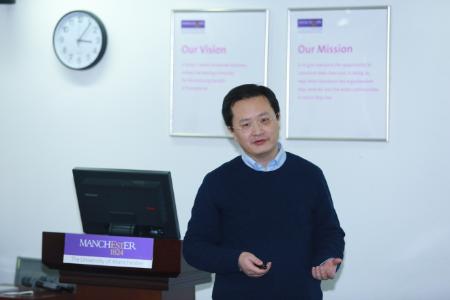 Dr Li presenting at healthcare forum in China