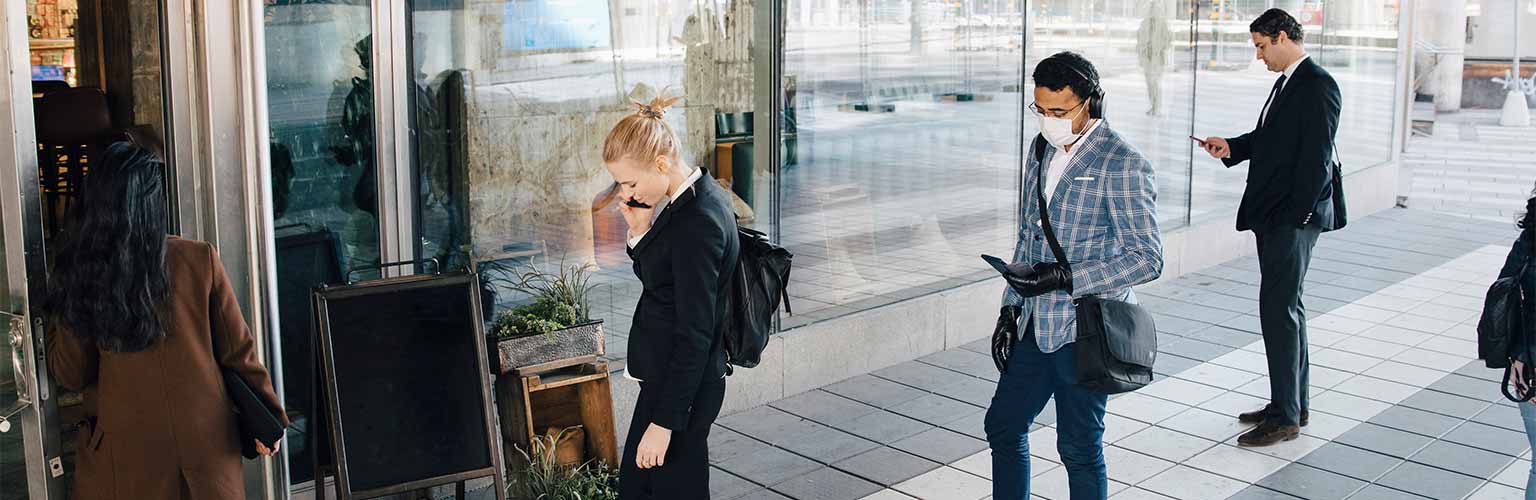 shoppers outside a cafe social distancing