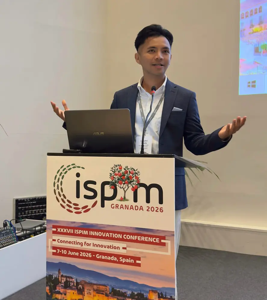 Aaron presenting at ISPM conference.